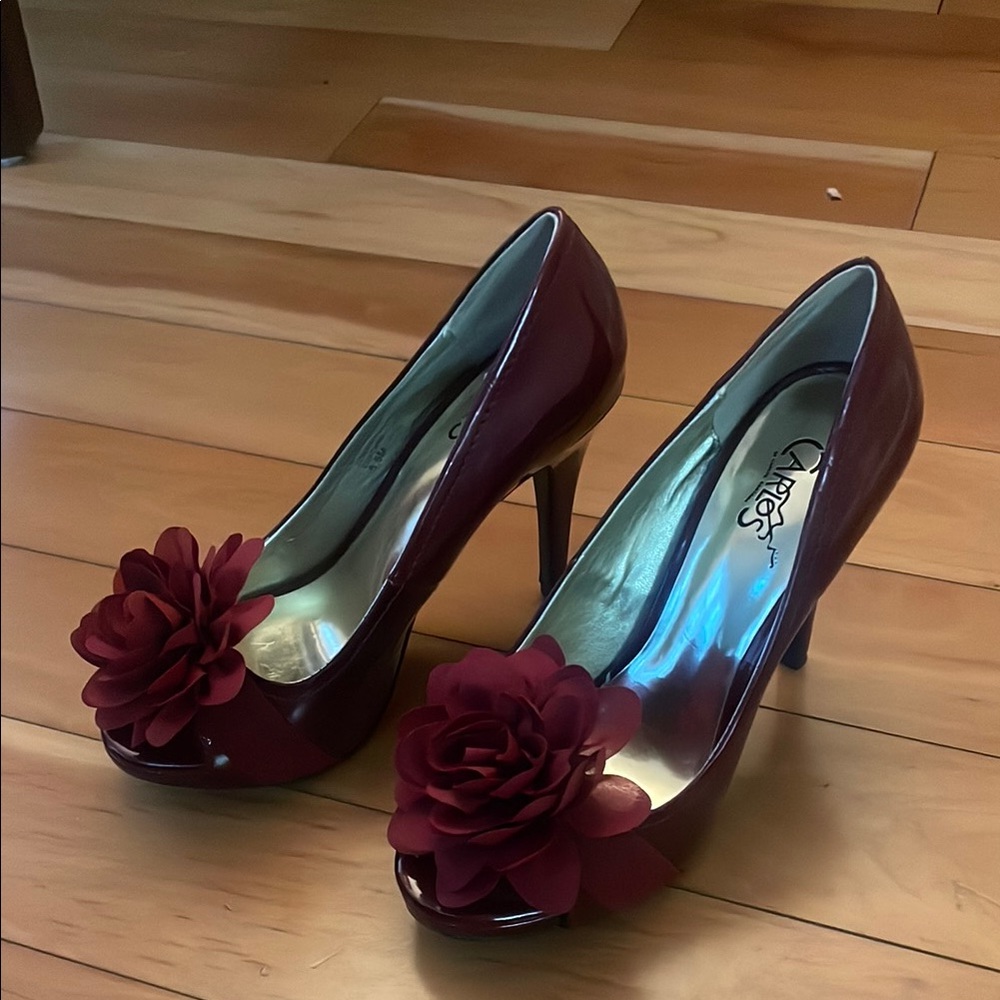 Carlos Santana burgundy platform patent leather pumps w fabric flower detail